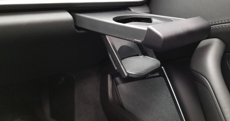 Illustration for article titled The Needlessly Complicated Cupholders in the Porsche 911 Are Awesome